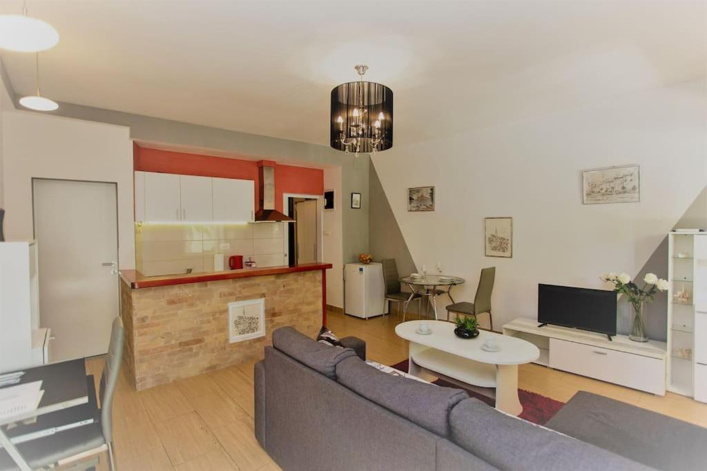 Apartman Den,Rovinj Oaza U Centru Grada I Besplatnim Parkingom Apartamento Exterior foto