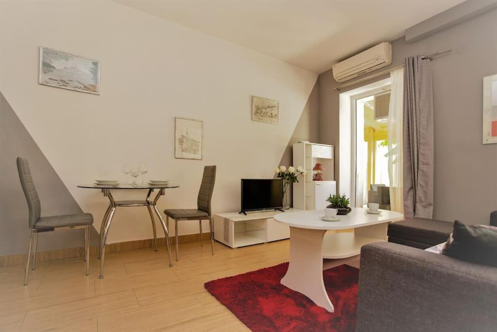 Apartman Den,Rovinj Oaza U Centru Grada I Besplatnim Parkingom Apartamento Exterior foto